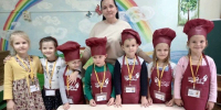 Дети и воспитатель на мастер-классе - UstLabInfo.Ru