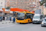 Улица с людьми и автомобили
