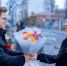 Девушка и парень с букетом - UstLabInfo.Ru