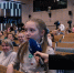 Зал с людьми и девочка с микрофоном - UstLabInfo.Ru