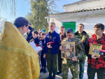 иерей Василий Васильев с прихожанами на службе в станице Некрасовской