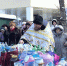 Благочинный отец Дионисий Шиегин освящает воду - UstLabInfo.Ru