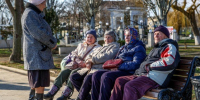 Пожилые люди на лавочке - UstLabInfo.Ru