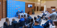 Люди в зале - UstLabInfo.Ru
