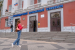 Абитуриент возле техникума